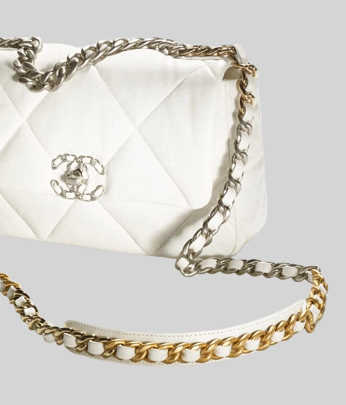 CHANEL 19 Handbag - Image 3